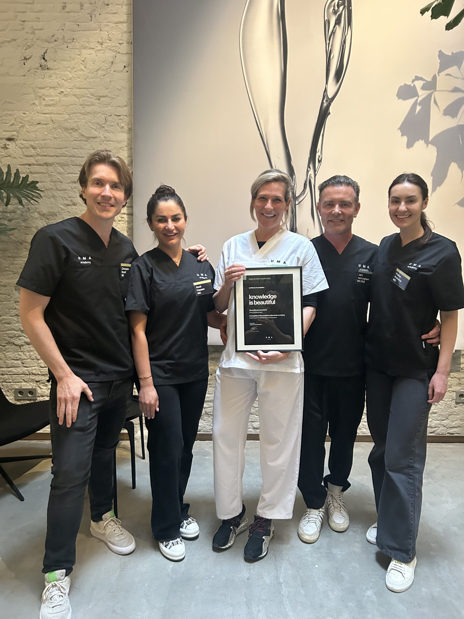 Dr. Tessa Drijkoningen bij UMA Academy samen met collega artsen tijdens een training in cosmetische geneeskunde