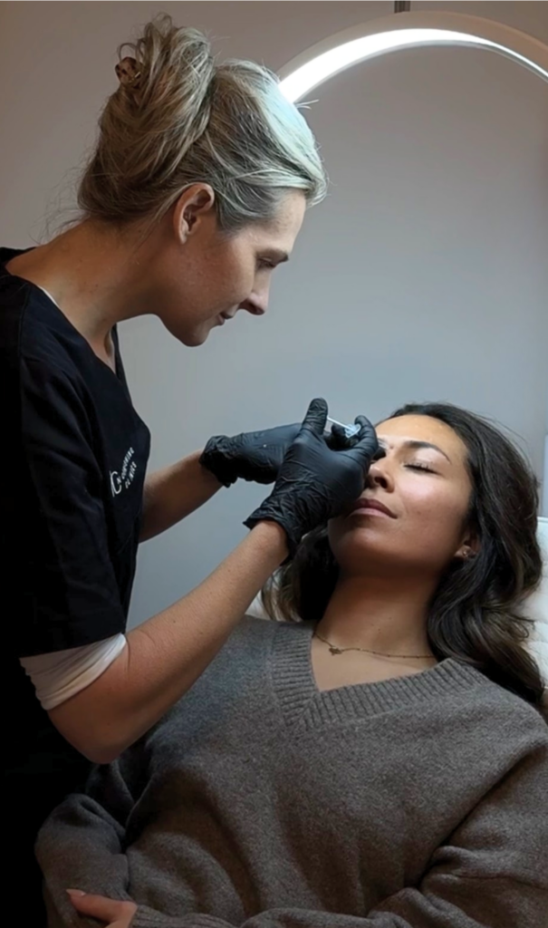 Botuline toxine behandeling frons bij vrouw door cosmetisch arts